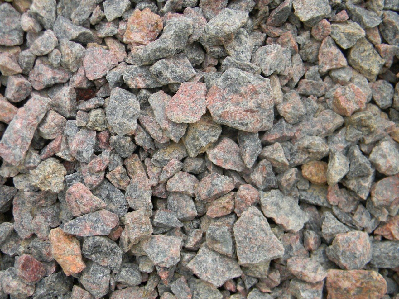 En el suelo hay un montón de piedras.