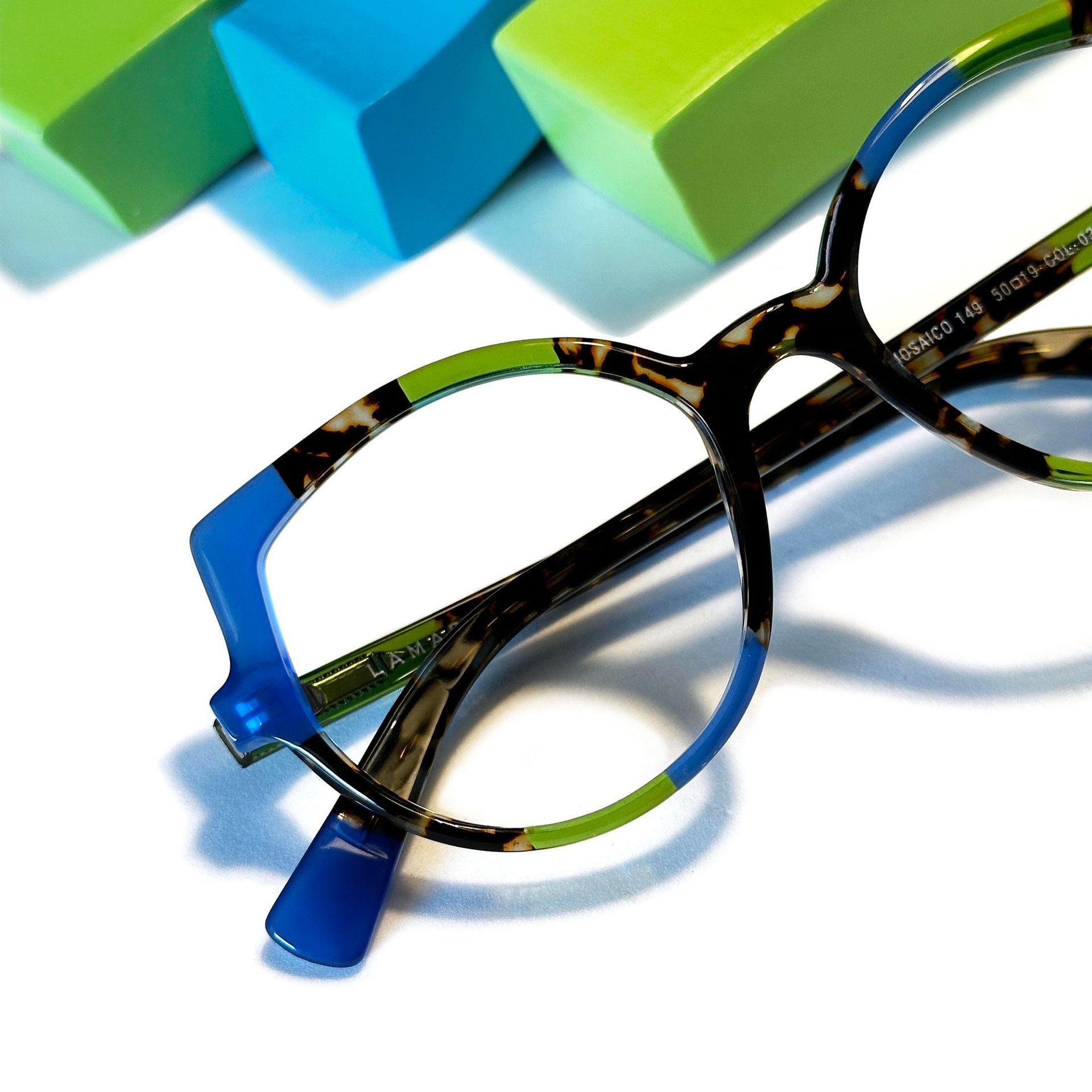 Lamarca damesbril met speels, kleurrijk montuur en fijn asymmetrisch design, uniek en modieus.