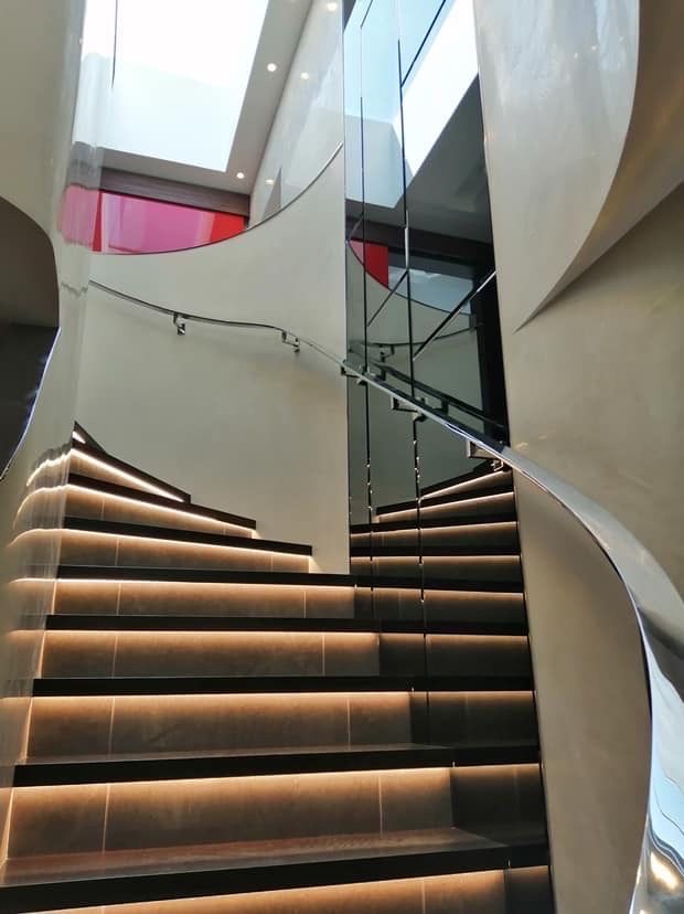Bespoke staircase with curved wall interface – precision installation and premium finish