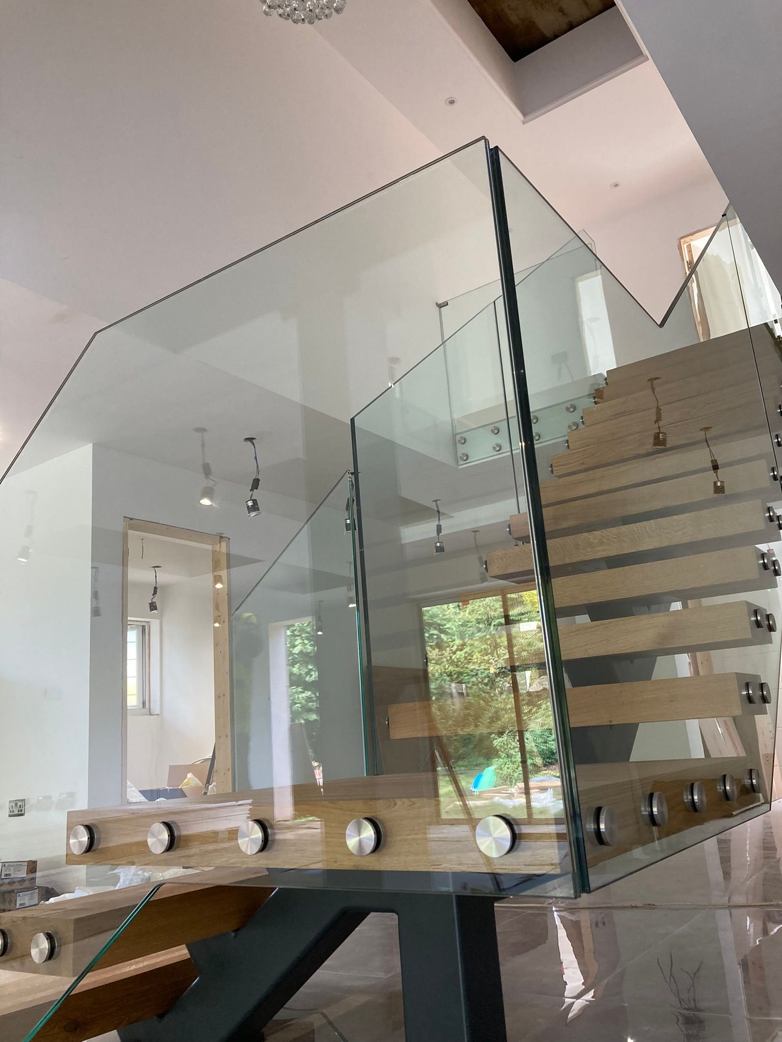 Bespoke staircase with glass balustrade and metal stringer – modern interior