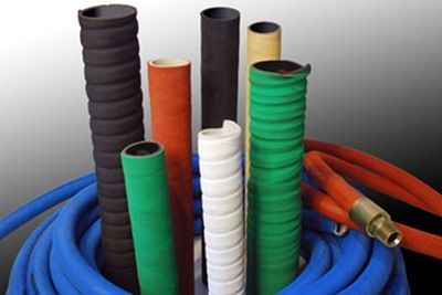 Mangueras de varios colores, incluidos negro, verde, naranja y azul, expuestas juntas.