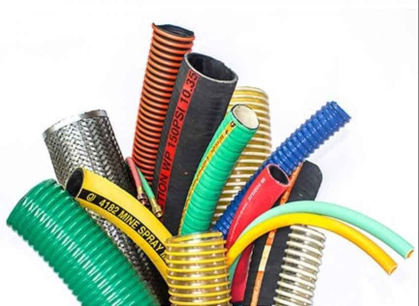 Mangueras surtidas de varios colores, texturas y tamaños agrupadas sobre un fondo blanco.