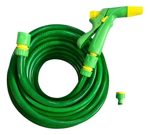Manguera de jardín verde con boquilla rociadora y conector.