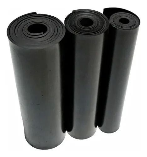 Tres rollos de goma negros.
