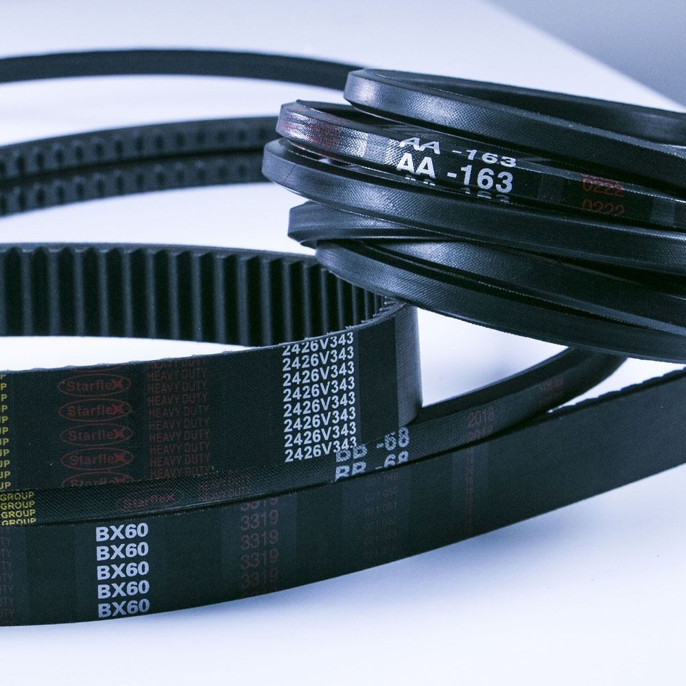 Primer plano de varias correas de transmisión negras con códigos alfanuméricos impresos.