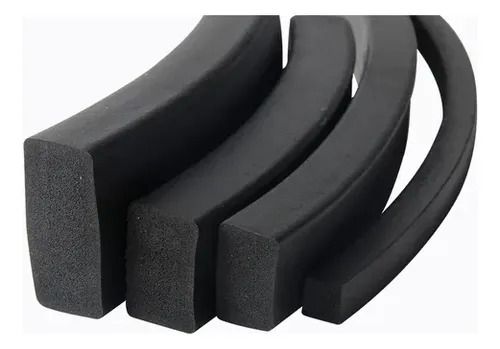 Tiras de gomaespuma de color negro de distintos espesores.