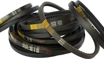 Correas trapezoidales negras de distintos tamaños apiladas y enrolladas.