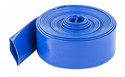 Manguera plana de color azul, enrollada, lista para usar y con el extremo abierto visible.