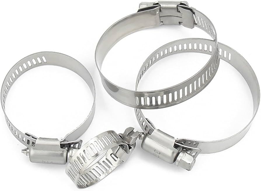 Abrazaderas de manguera metálicas, de varios tamaños, dispuestas sobre un fondo blanco.