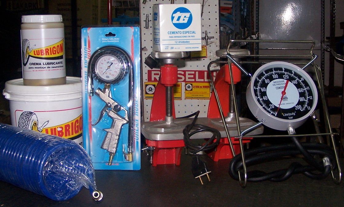 Artículos para reparación de automóviles: compresor de aire, infladores de neumáticos, manómetro, pistola de pintura, sellador.