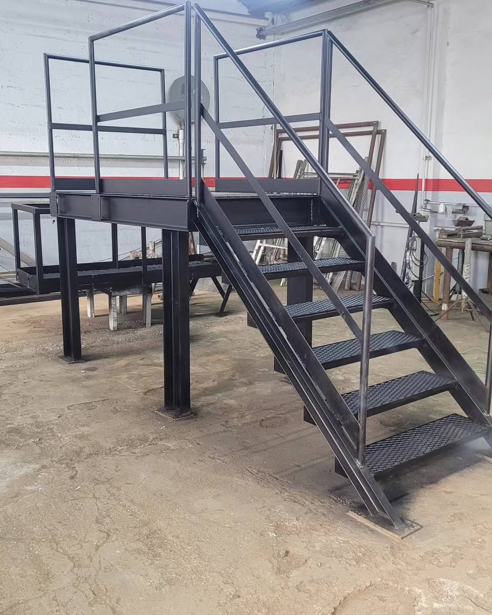 Una escalera de metal con barandilla en un almacén.