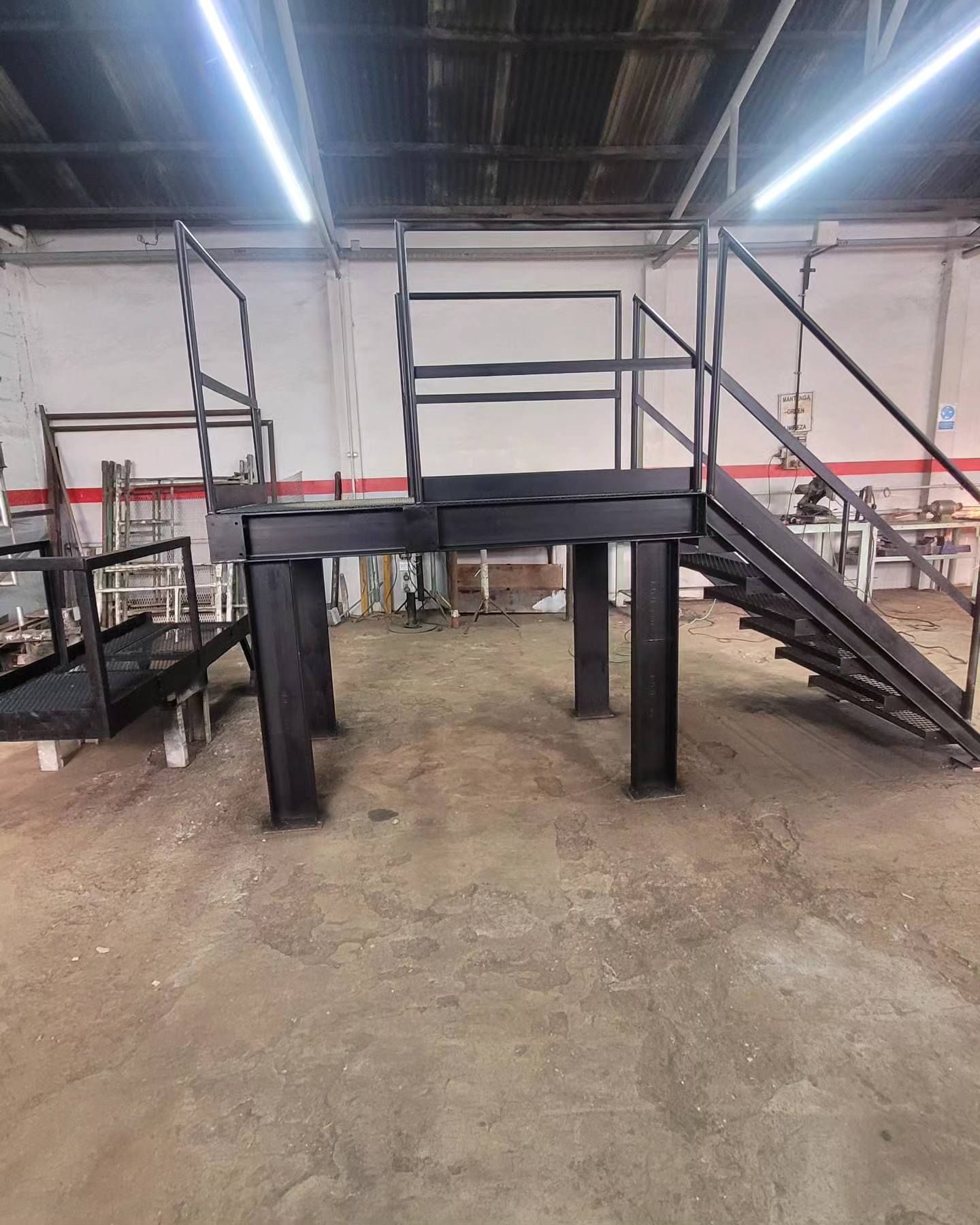 Se está construyendo una escalera de metal en una fábrica.