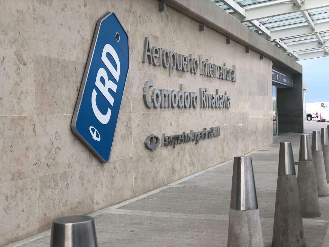 Un cartel de crd está en el costado de un edificio