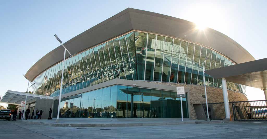 Un gran edificio con muchas ventanas y un cielo azul al fondo.