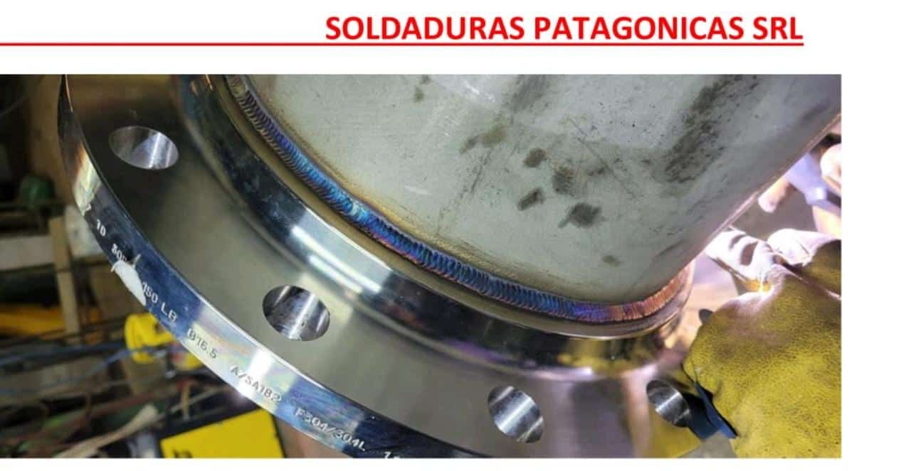 Un primer plano de una brida con las palabras soldaduras patagonicas srl en la parte inferior.