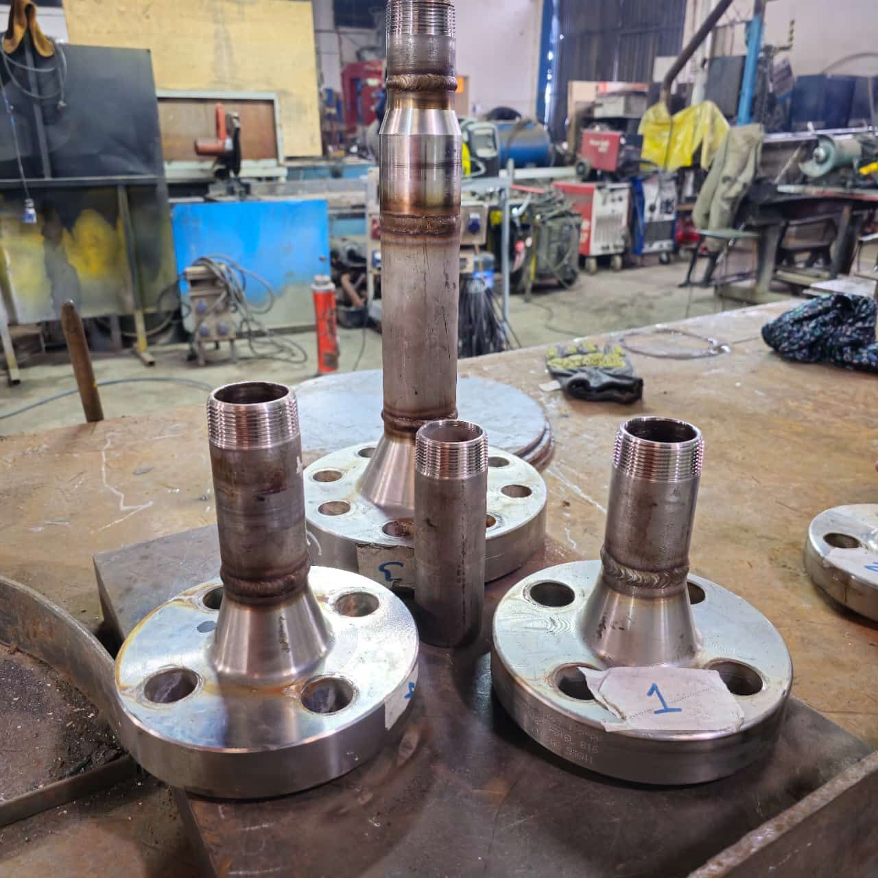 Un montón de tubos de metal con el número 1 en ellos