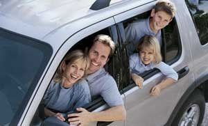 汽车悬挂-快乐的家庭在一辆车在圣地亚哥，加州
