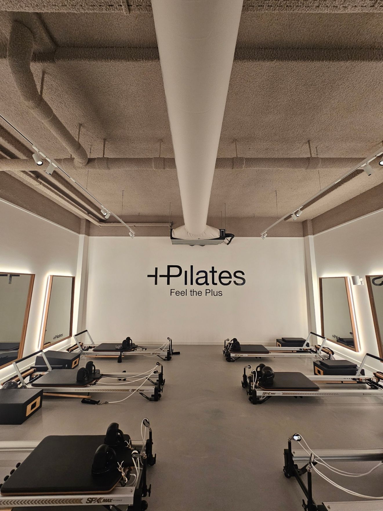 airsock en luchtverdeelslang op een kanaalairconditioner in een +Pilates ruimte in Berkel en Rodenrijs