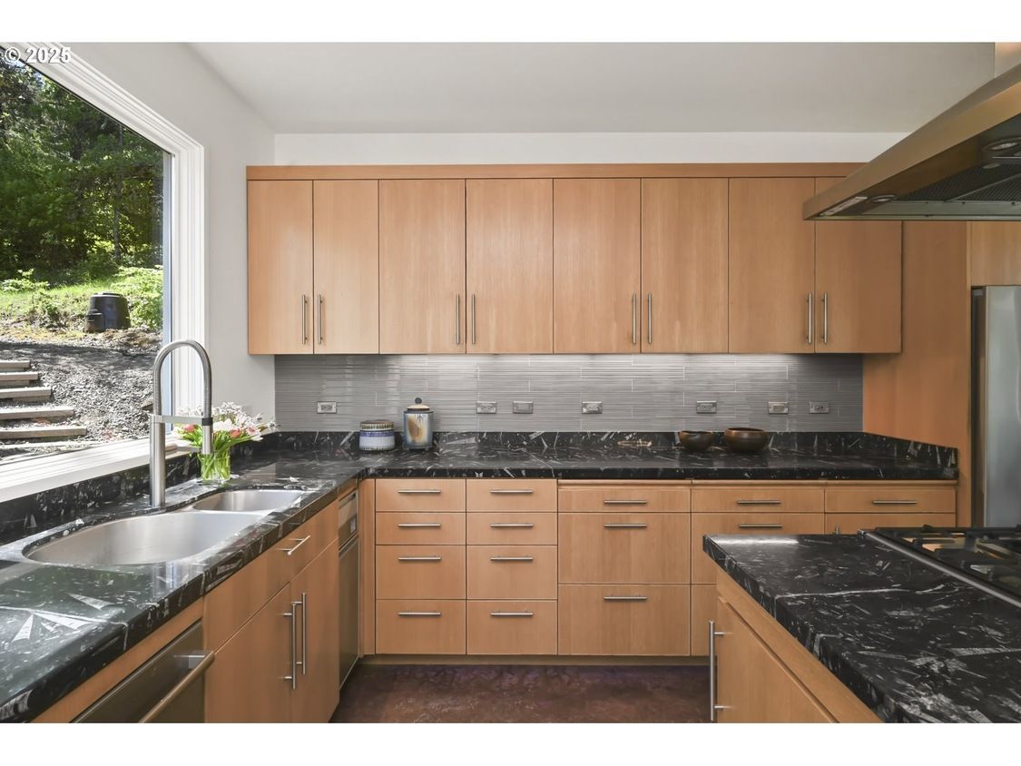McMinnville modern home kitchen