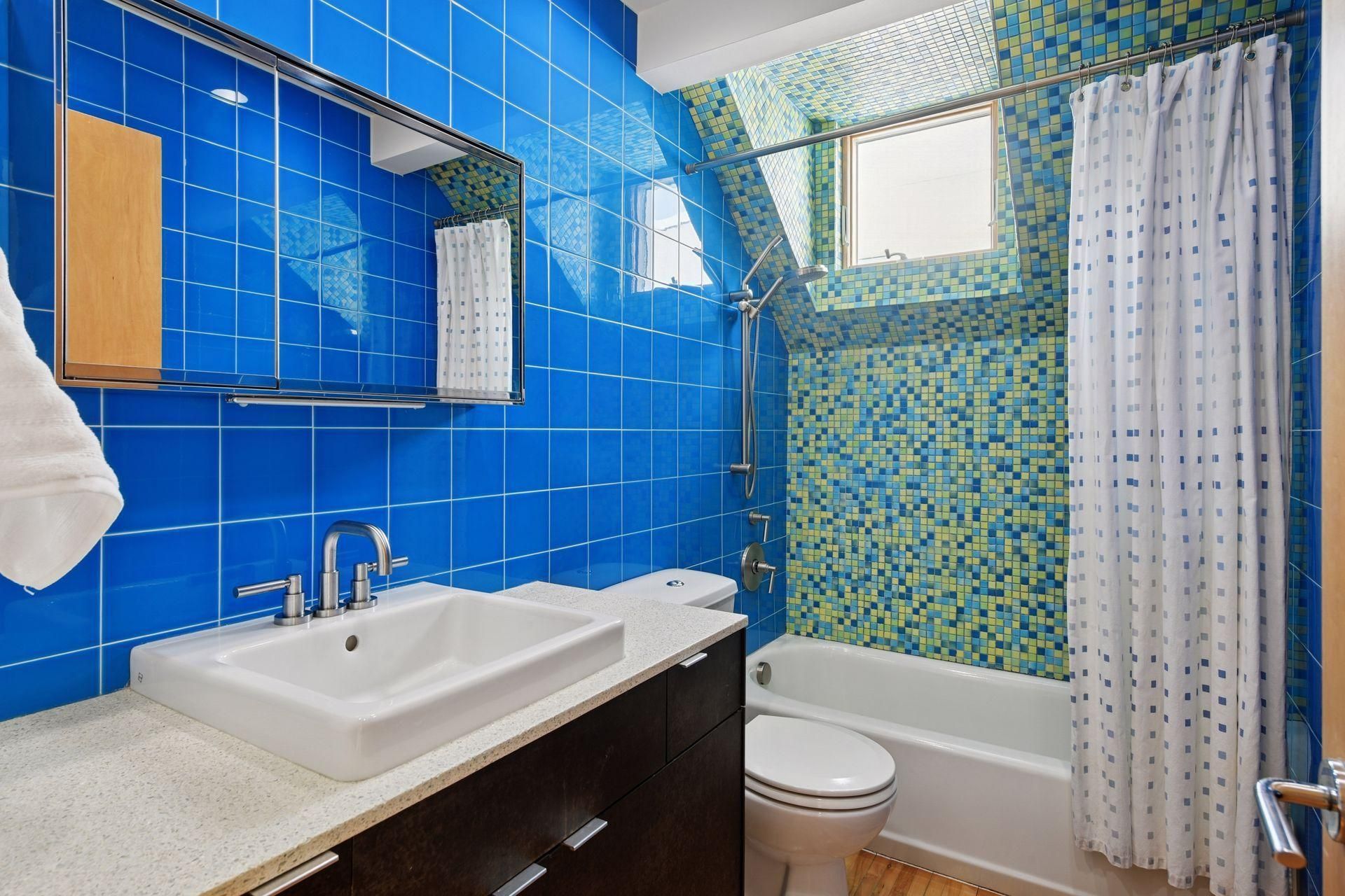 Chanhassen Modern Home Bath