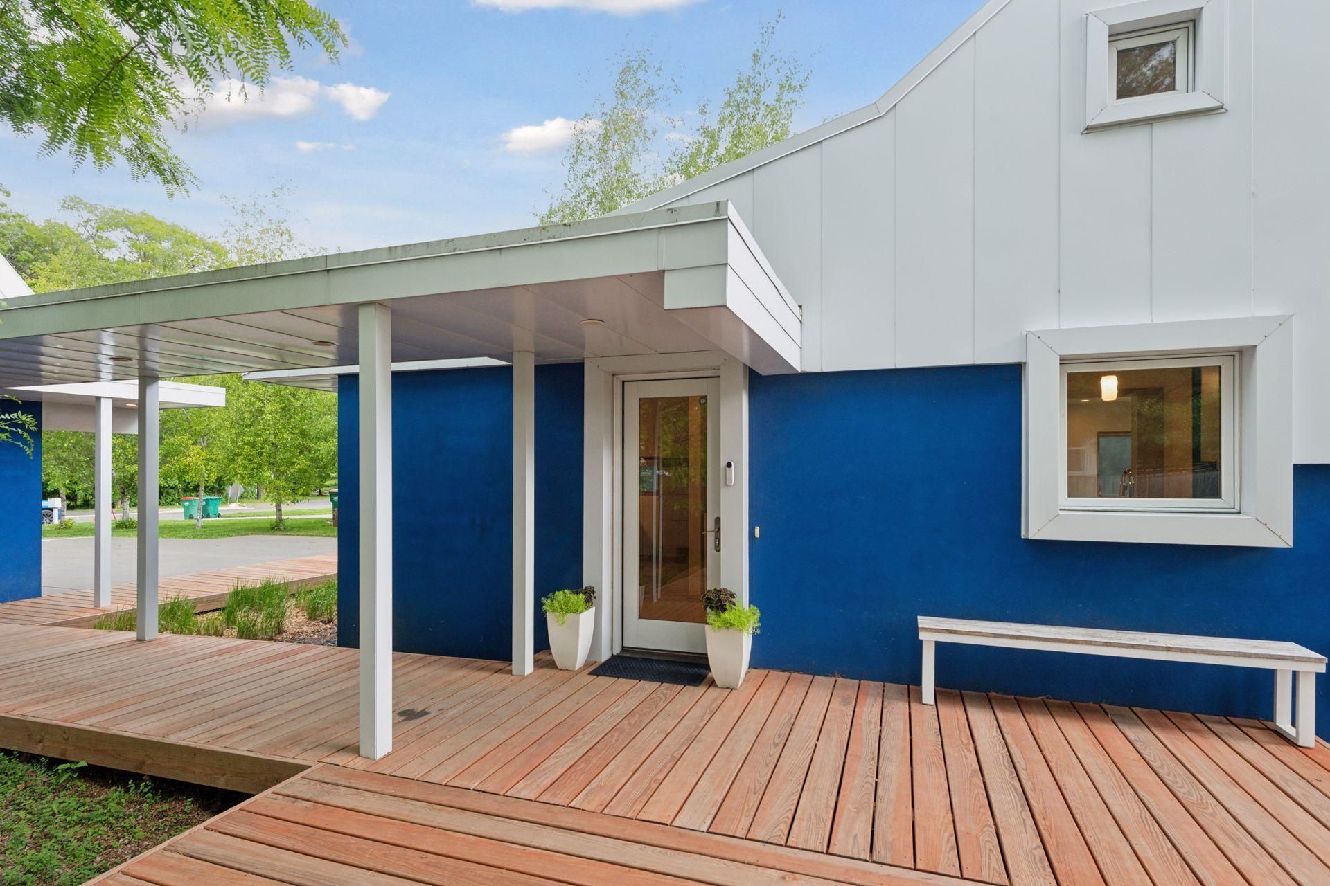 Chanhassan Modern Home Entrance