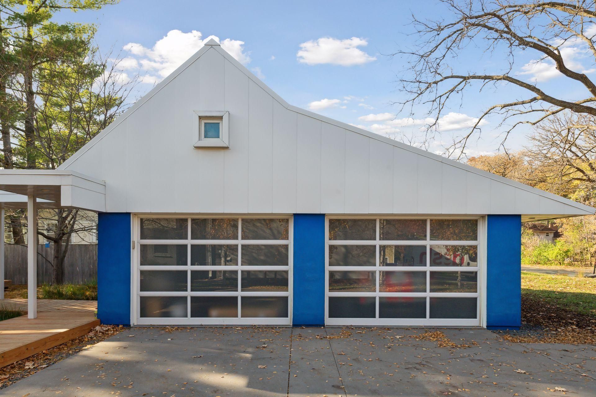 Chanhassen Modern Home Garage