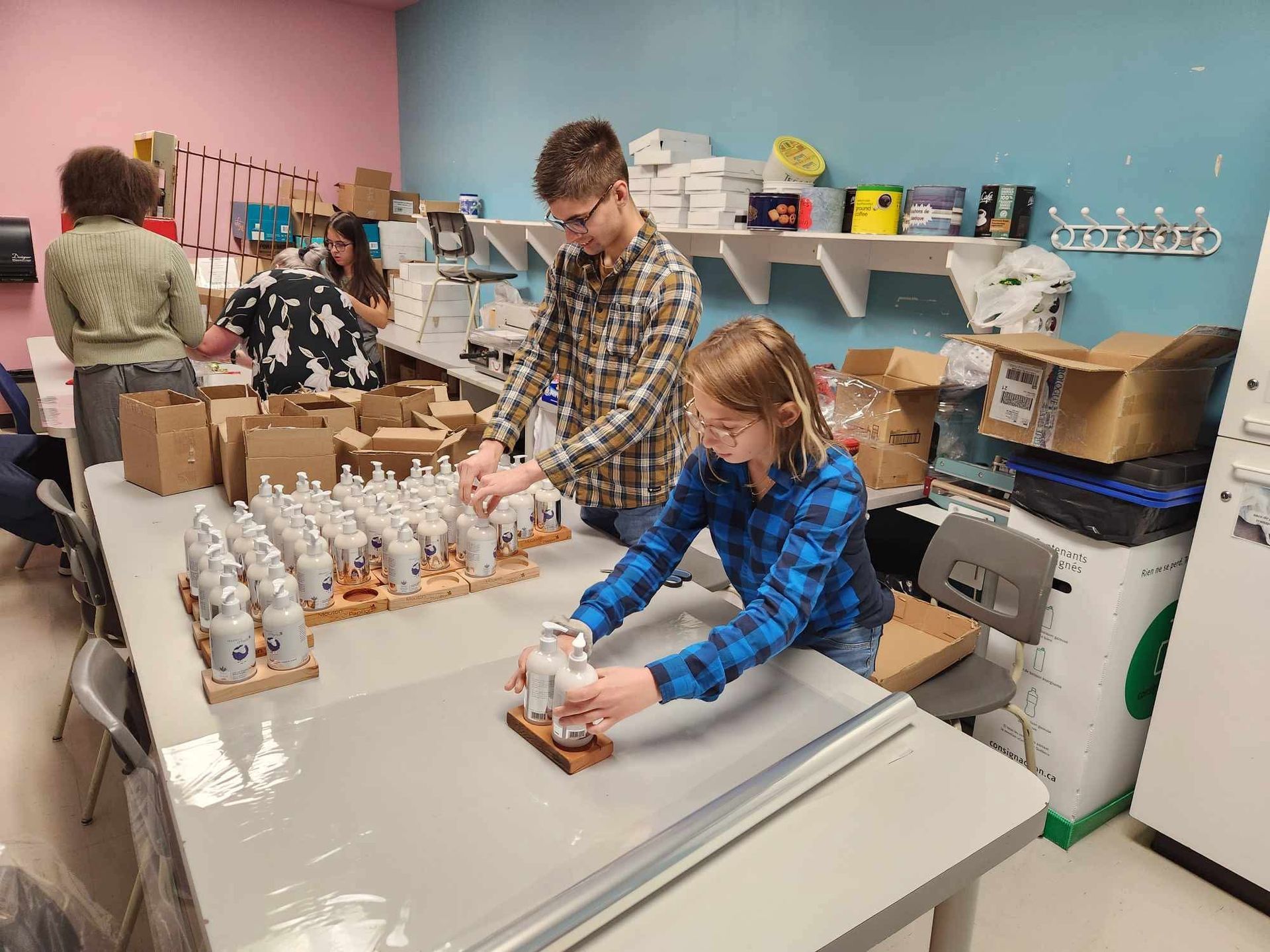 Un groupe de personnes travaille sur un projet dans une pièce.