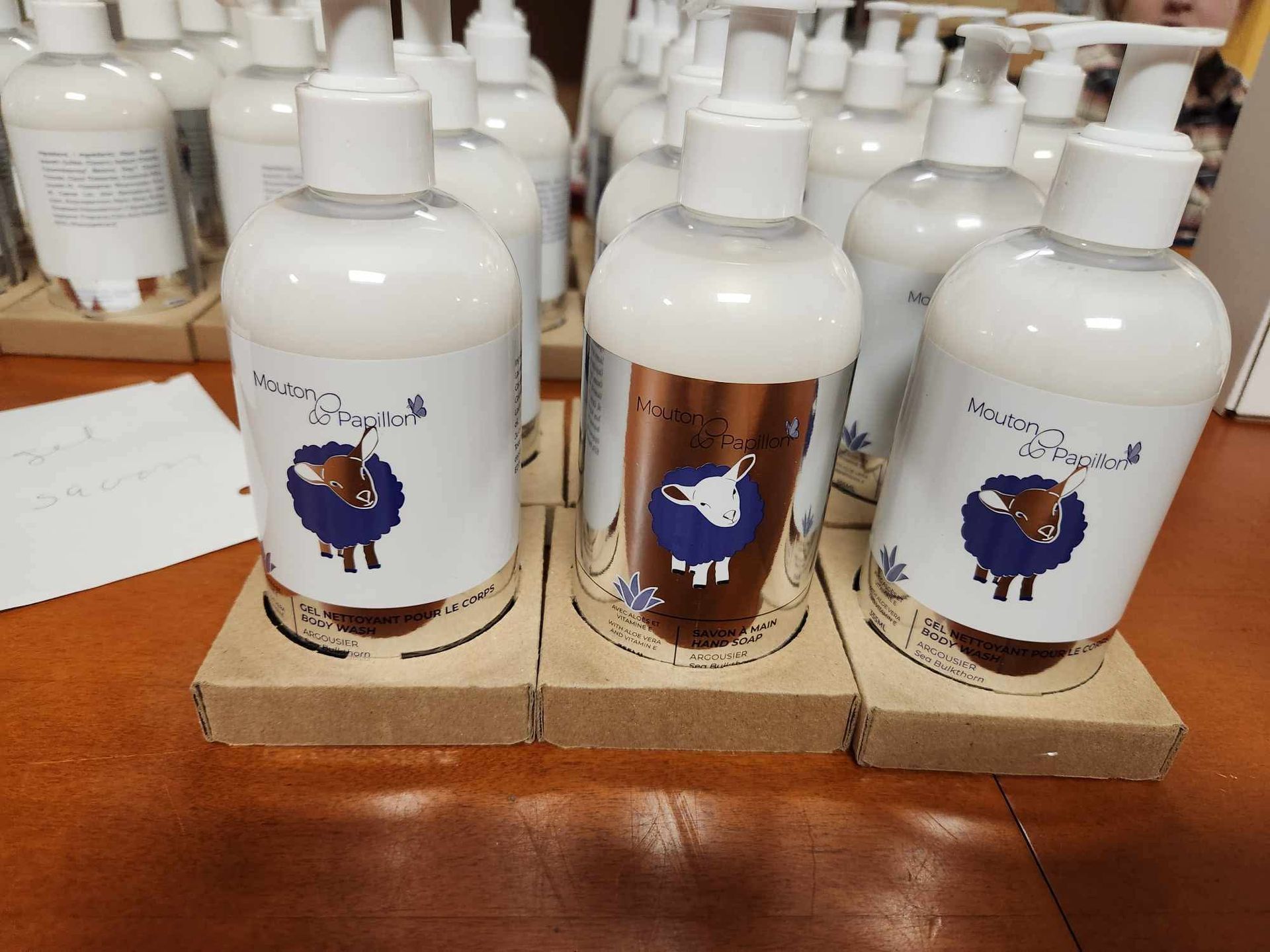 Un tas de bouteilles de lotion avec des moutons dessus
