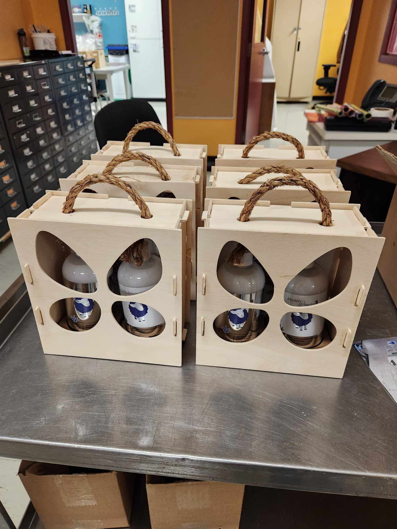 Un tas de caisses en bois contenant des bouteilles sont posées sur une table.