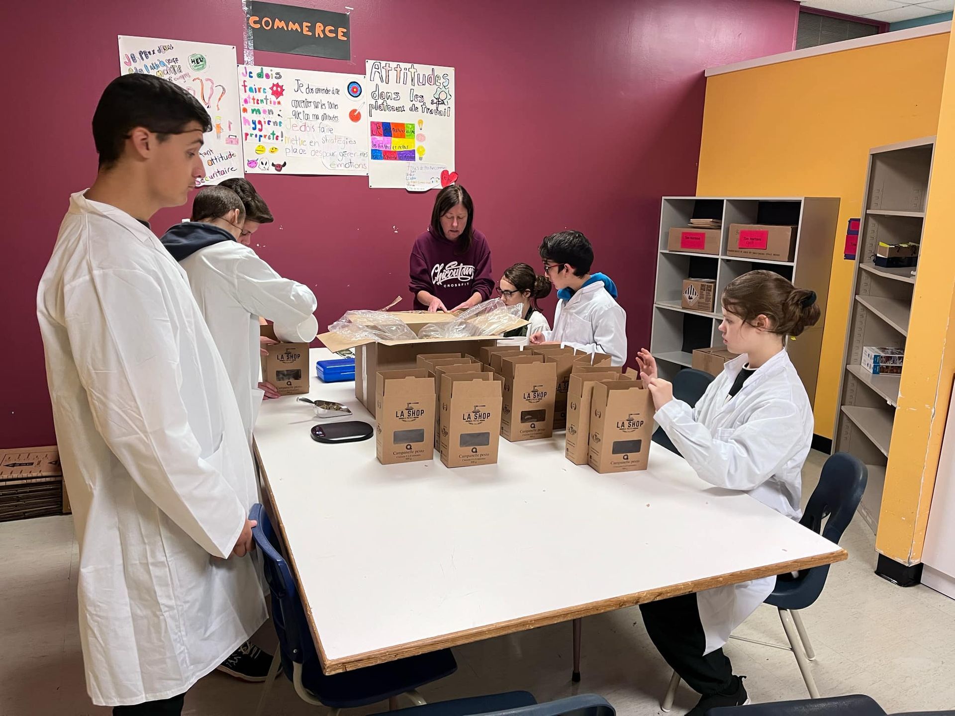 Un groupe de personnes sont assises autour d'une table dans une pièce.