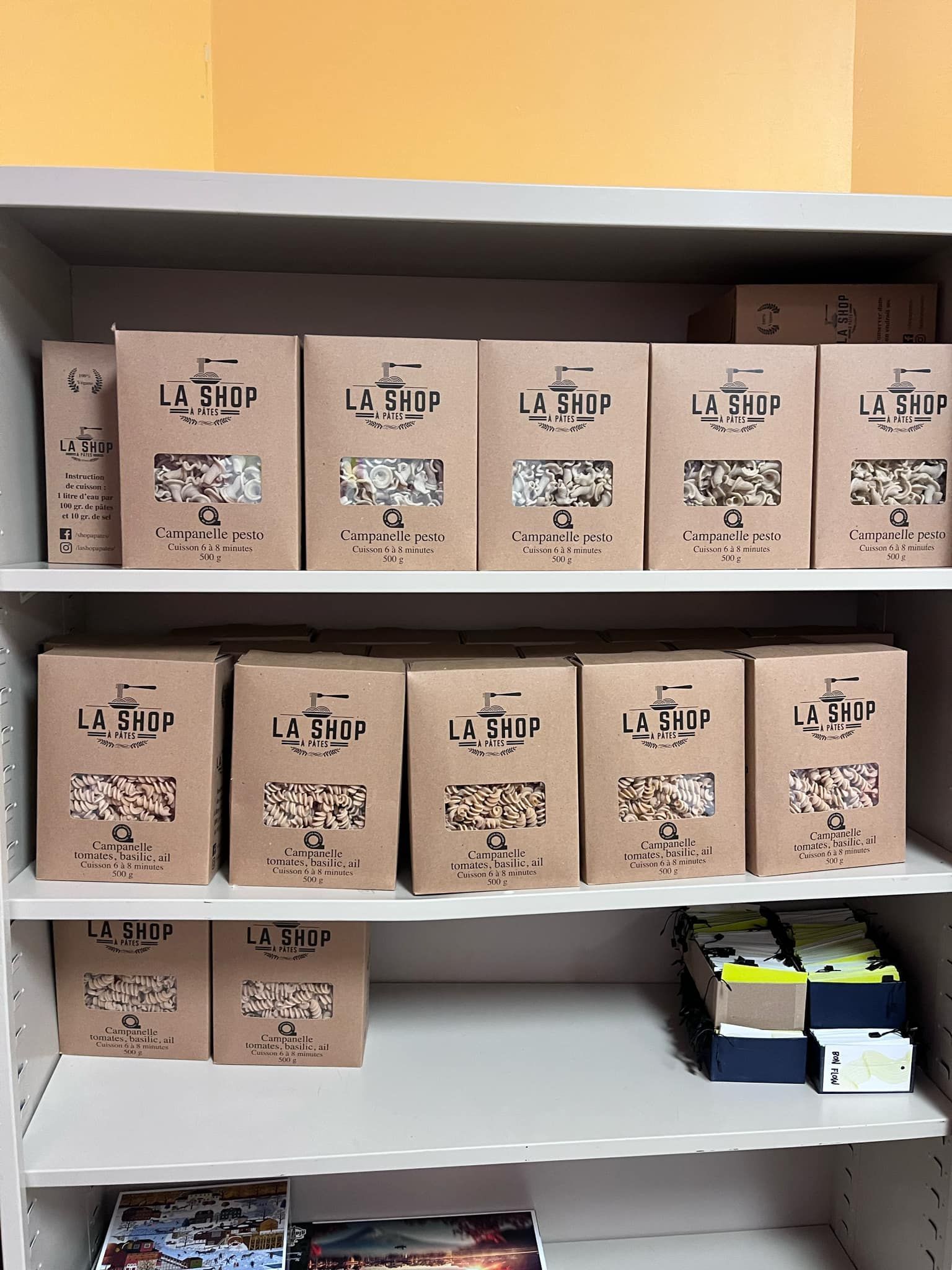 Une étagère remplie de boîtes avec le mot feuille dessus