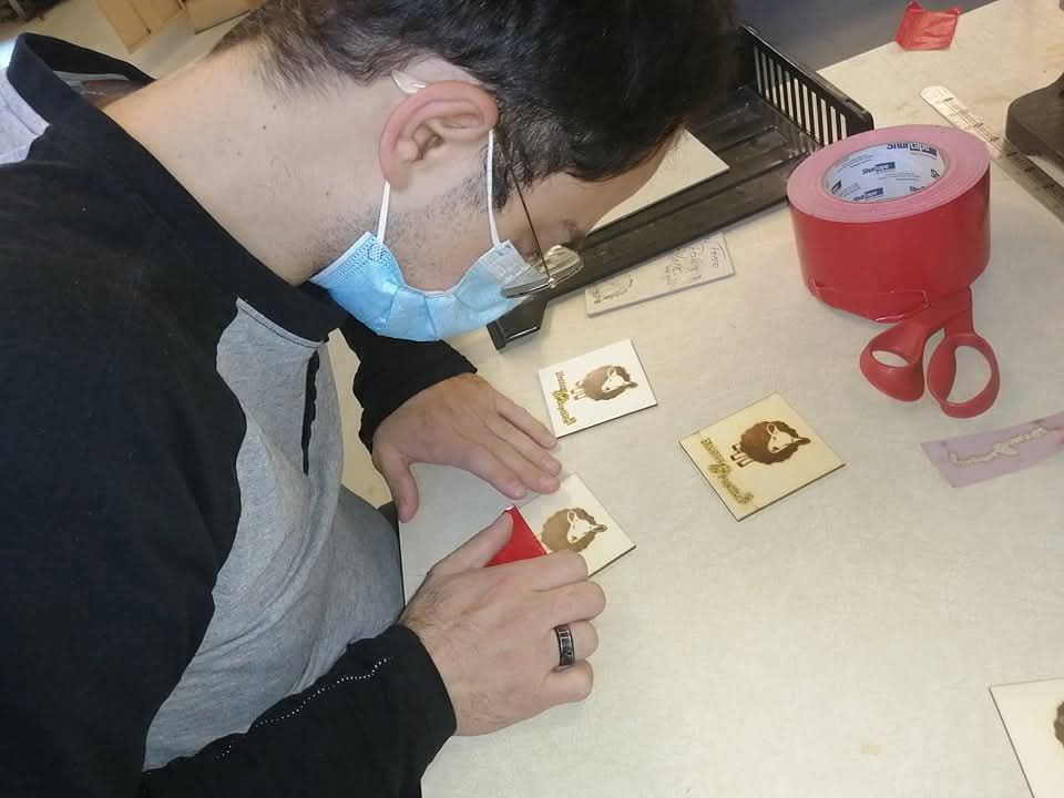 Un homme portant un masque facial travaille sur un projet