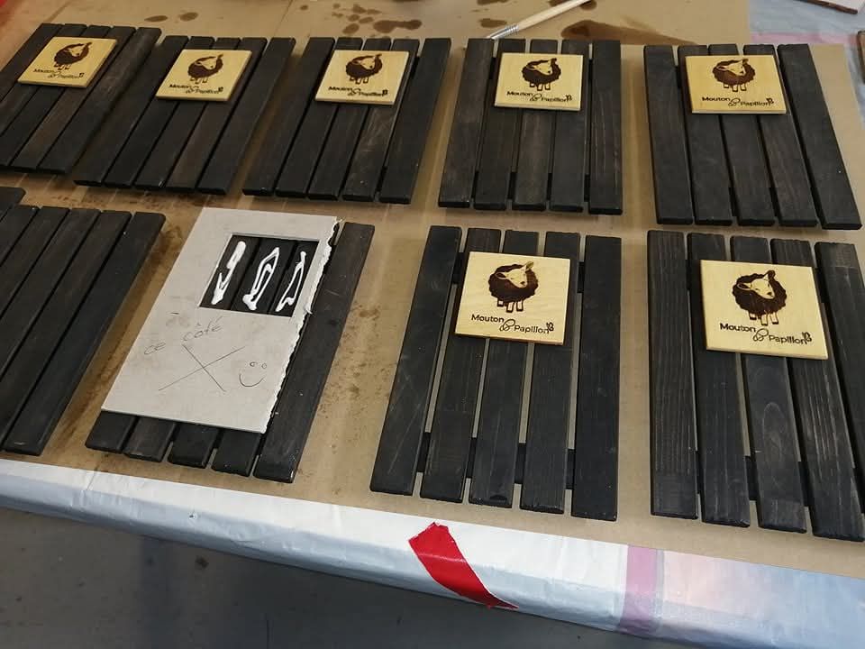 Un tas de planches de bois avec des logos de poulet dessus