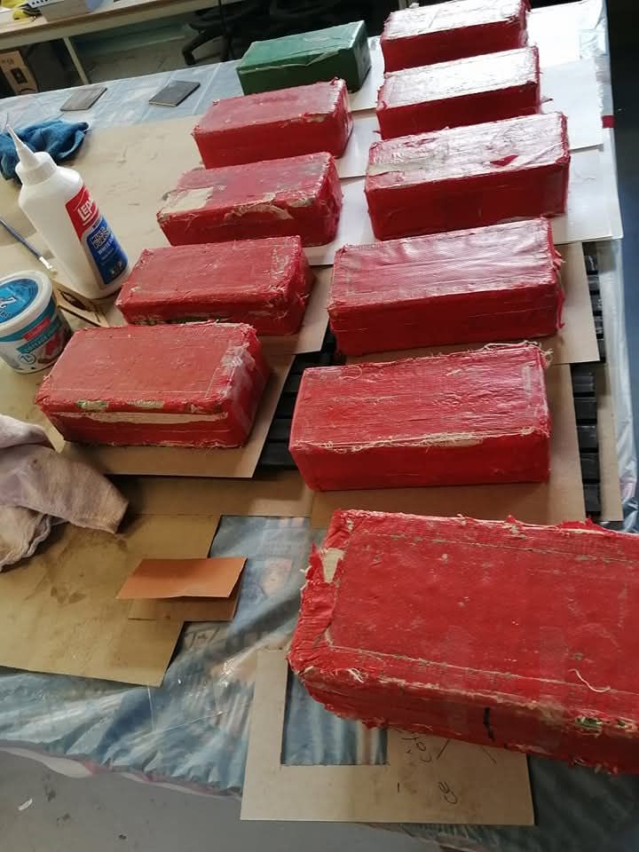 Un tas de briques rouges est posé sur une table.