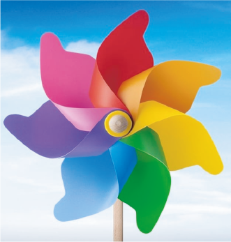 Un moulin à vent coloré avec un ciel bleu en arrière-plan