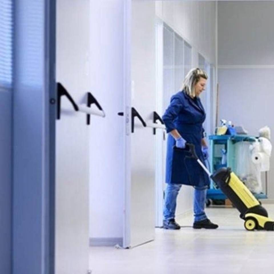 addetta dell'impresa di pulizie di Bergamo