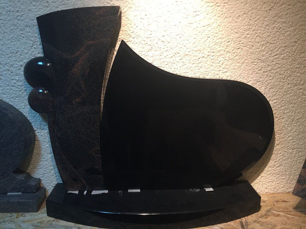 Klaipėdos Akmuo gaminamų paminklų pavyzdžiai