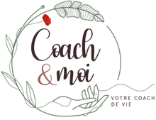 Logo &laquo; Coach & moi &raquo; avec une couronne de feuilles et le texte en petits caract&egrave;res &laquo; Votre coach de vie &raquo;