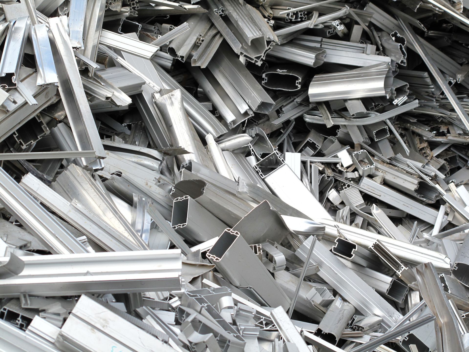 A pile of aluminum scrap is sitting on top of each other.