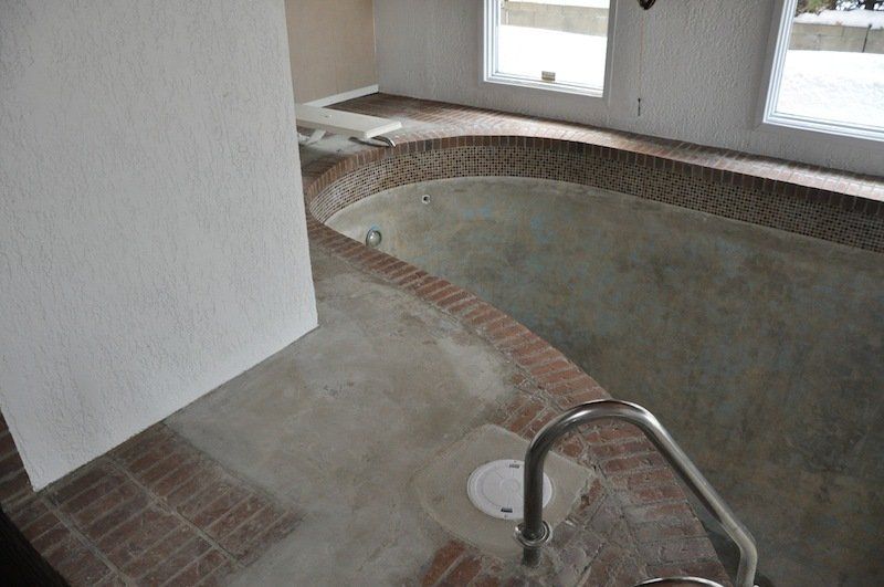 Une grande piscine est en construction dans une maison