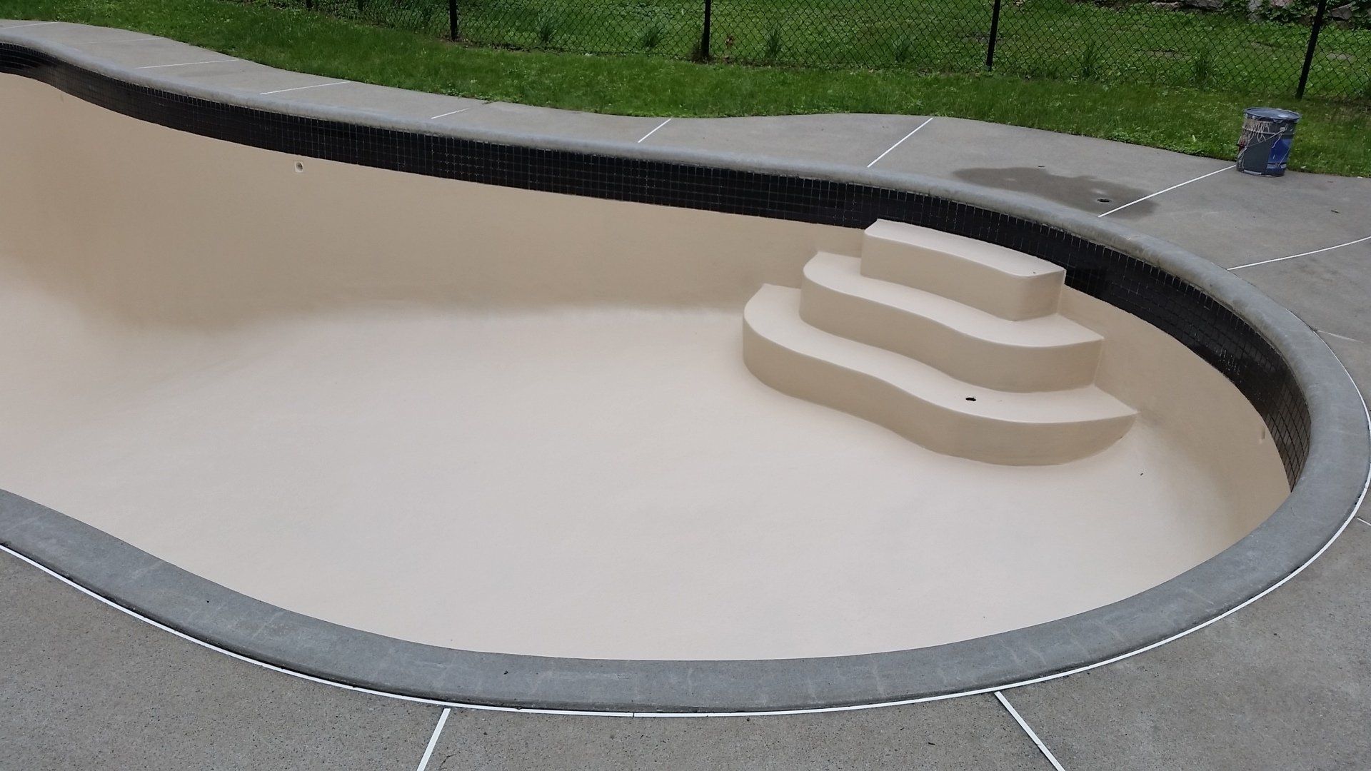 Une piscine avec des escaliers sur le côté