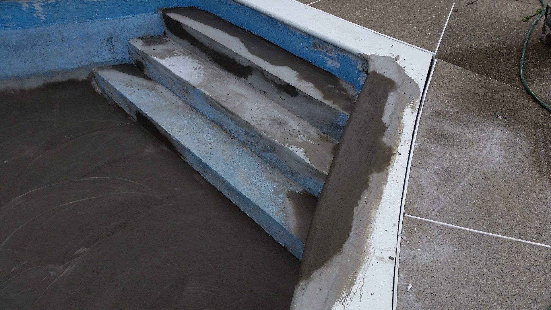 Un escalier en béton est en cours de construction dans une piscine