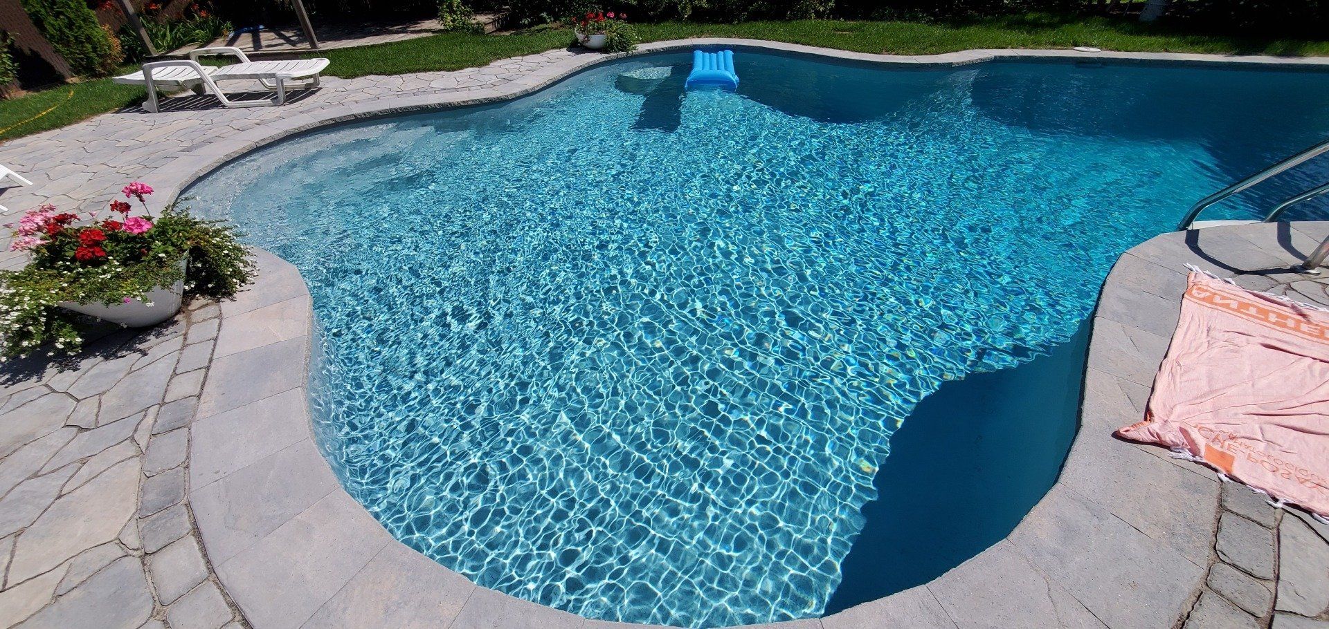 Une grande piscine avec une serviette sur le bord