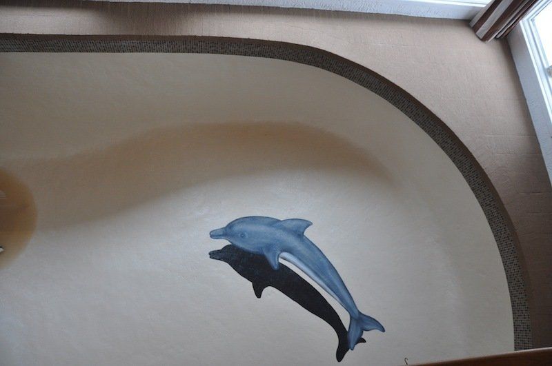 Un dauphin est peint sur le sol d'une pièce