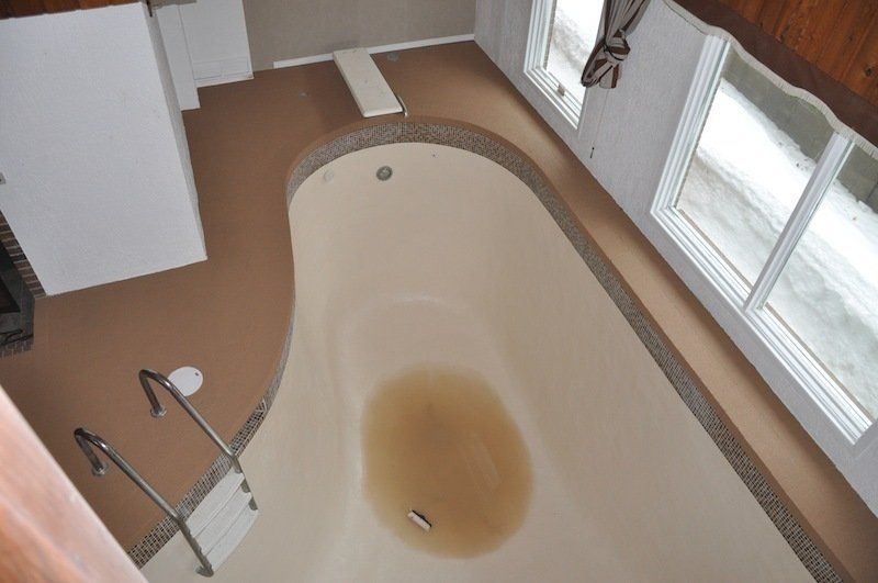 Une vue aérienne d'une piscine dans une maison