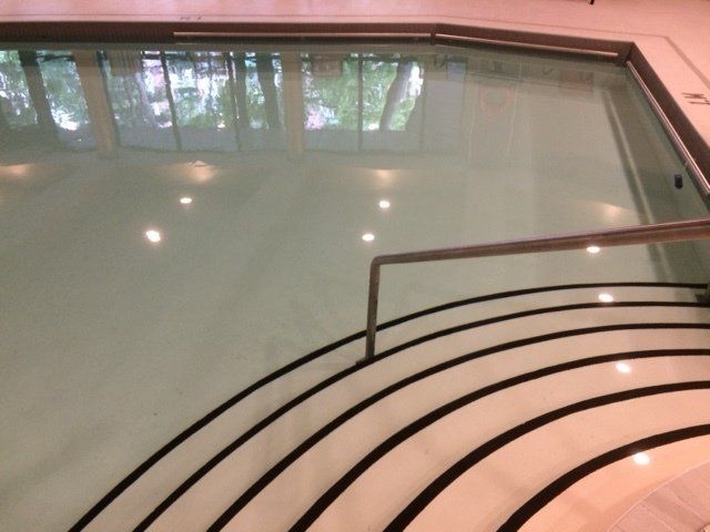 Une piscine avec des escaliers qui y mènent