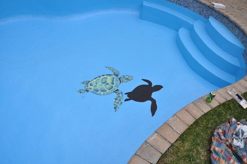 Une piscine avec une tortue peinte sur le sol
