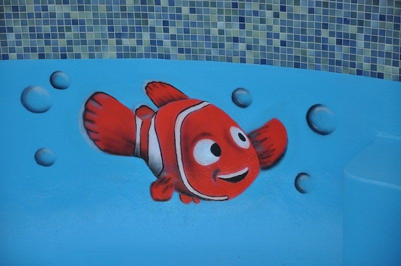 Un poisson clown est peint sur le bord d'une piscine