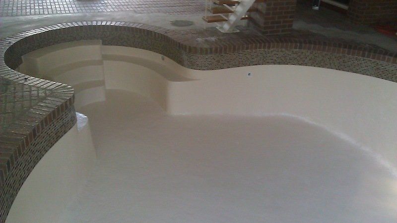 Une baignoire blanche avec des escaliers qui l'entourent dans une salle de bain.