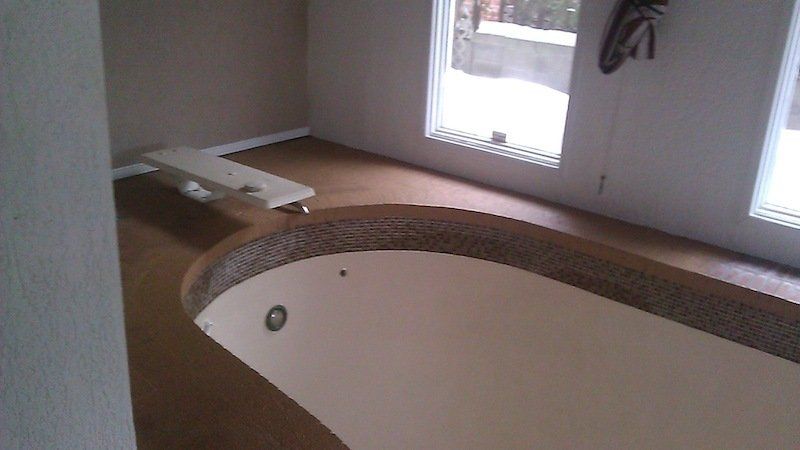 Une pièce vide avec une baignoire au milieu